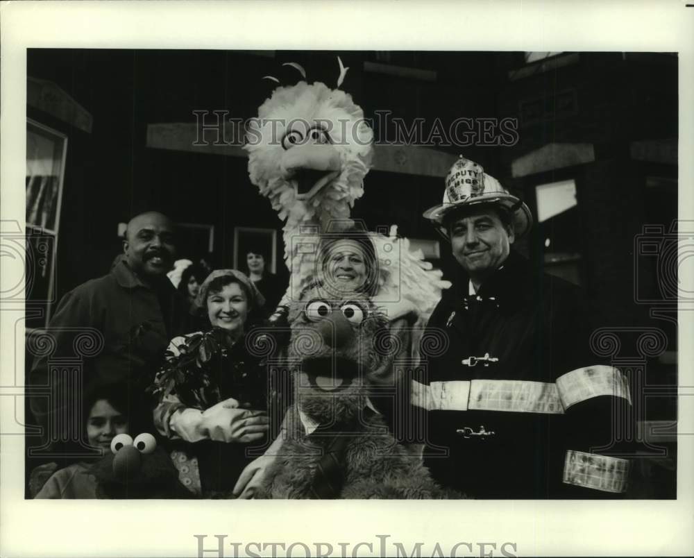 1991 Press Photo Sesame Street Home Video Visits the Firehouse Characters- Historic Images