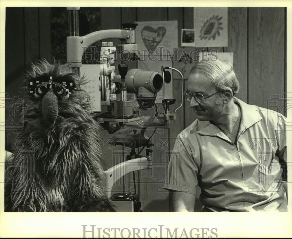 1979 Press Photo Herry Monster visits Dr. Melvin on Sesame Street Show- Historic Images