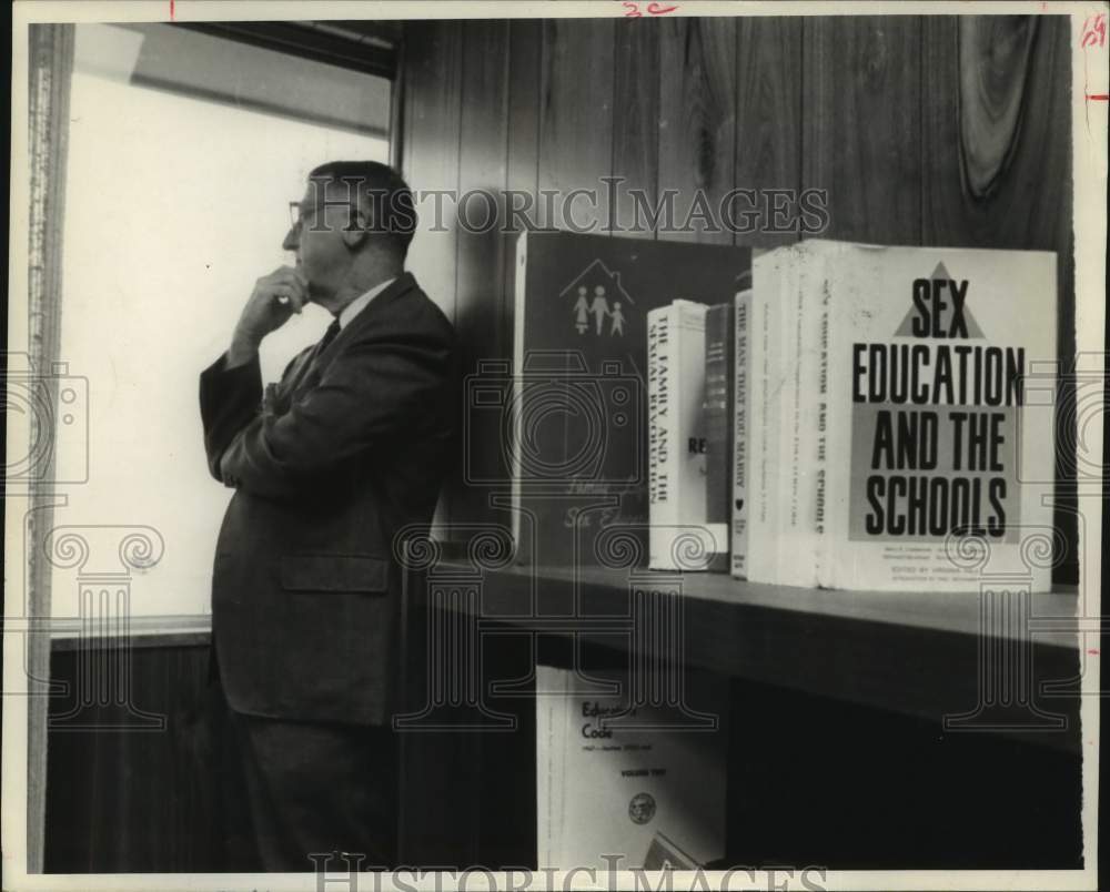 1970 Press Photo Paul Cook, launched sex education in the classroom. - hca52751