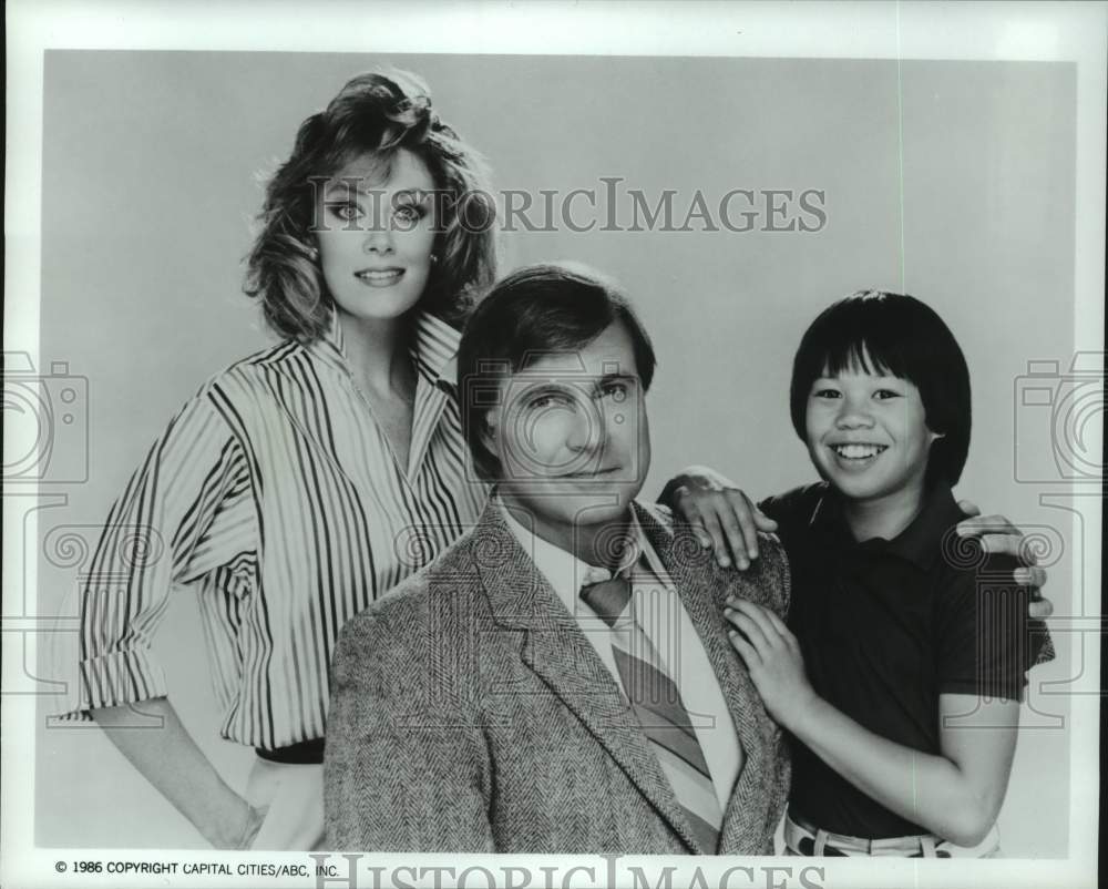 1986 Press Photo Nancy Stafford, Gil Gerard &amp; Ernie Reyes, Jr. of &quot;Sidekicks&quot;- Historic Images