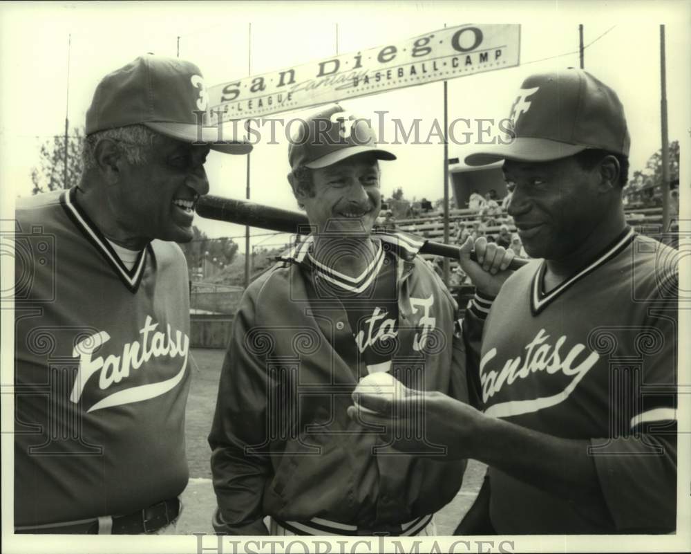 1988 Press Photo Former Dodgers Don Newcombe &amp; Al Downing guest on Simon &amp; Simon- Historic Images