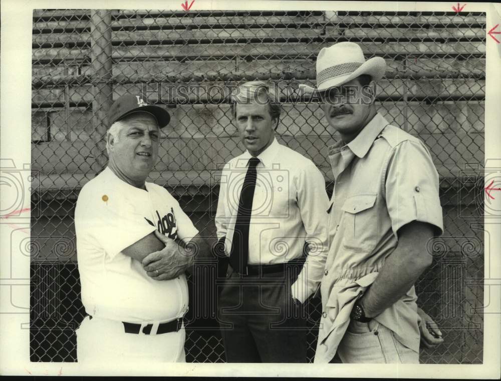 1986 Press Photo Dodgers Tommy Lasorda guest stars on Simon &amp; Simon TV Show- Historic Images