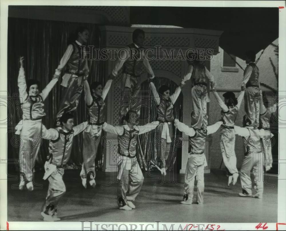 1981 Press Photo Chinese acrobats in &quot;human wall&quot; Arabia Temple Shrine Circus TX- Historic Images