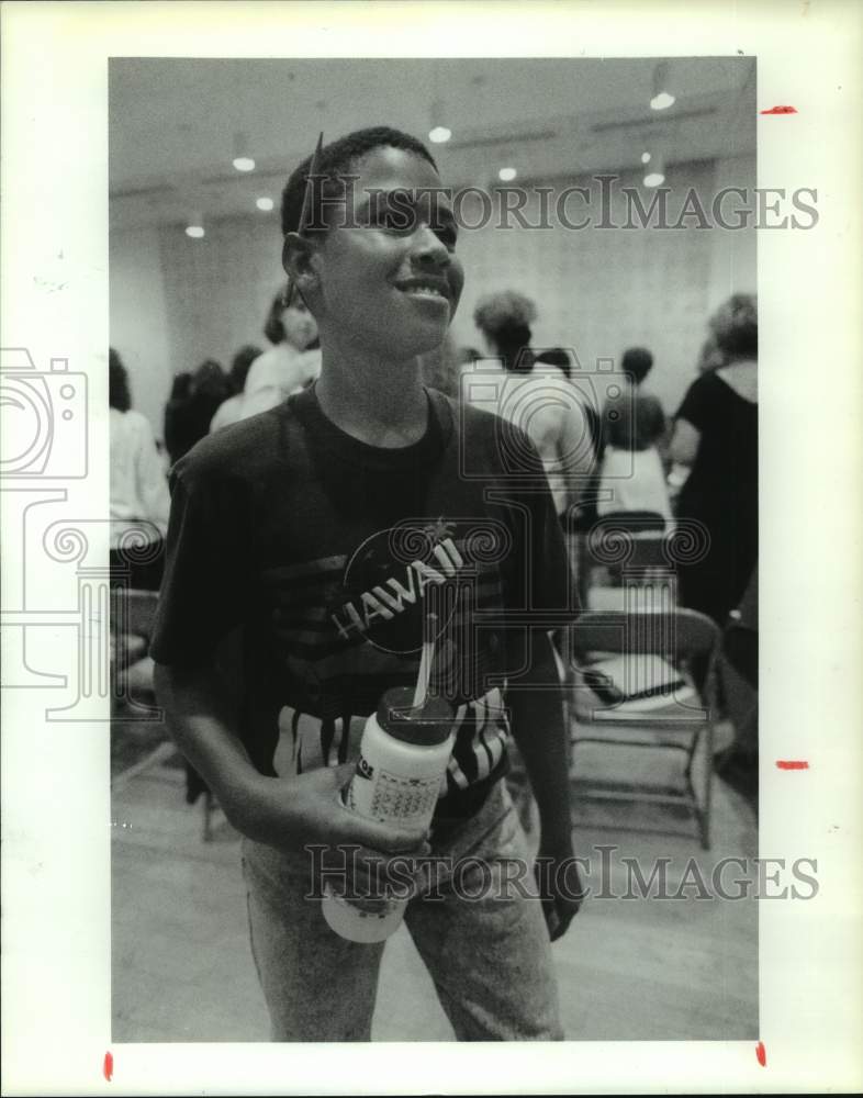 1990 Press Photo Brandon North takes break, Singing Boys of Houston rehearsal- Historic Images