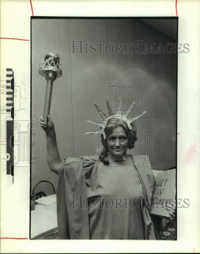 1986 Press Photo Susannah Alexis Gibson King is a Statue of Liberty look-alike- Historic Images