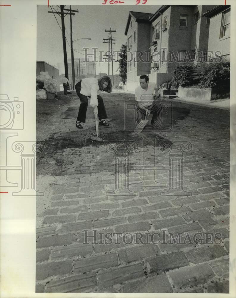 1974 Press Photo Charles Maddox & daughter Catherine Cunningham dig up asphalt