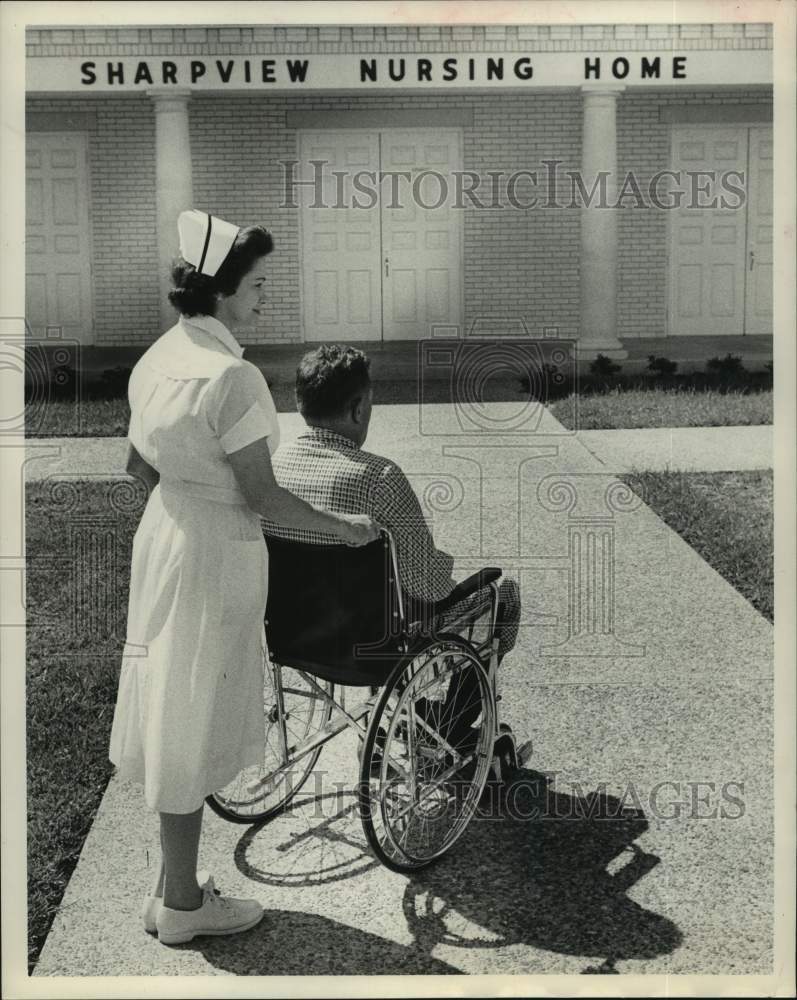 1963 Press Photo Nurse Peggy Johnson with resident at Sharpview Nursing Home