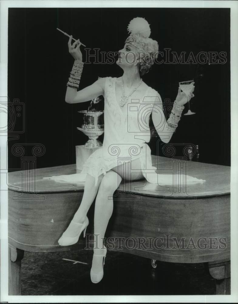 1987 Press Photo Jennifer Smith as Lina Lamont in &quot;Singin&#39; in the Rain&quot;- Historic Images