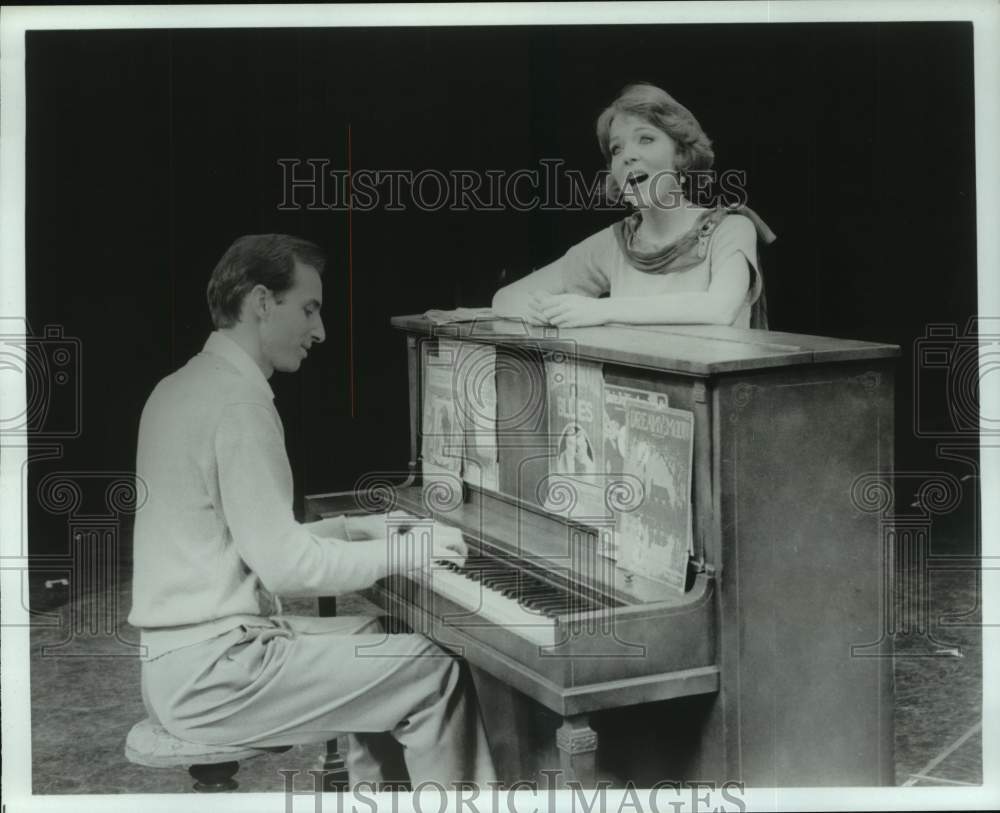 1987 Press Photo Brad Moranz &amp; Cynthia Ferrer in a &quot;Singin&#39; in the Rain&quot; scene- Historic Images