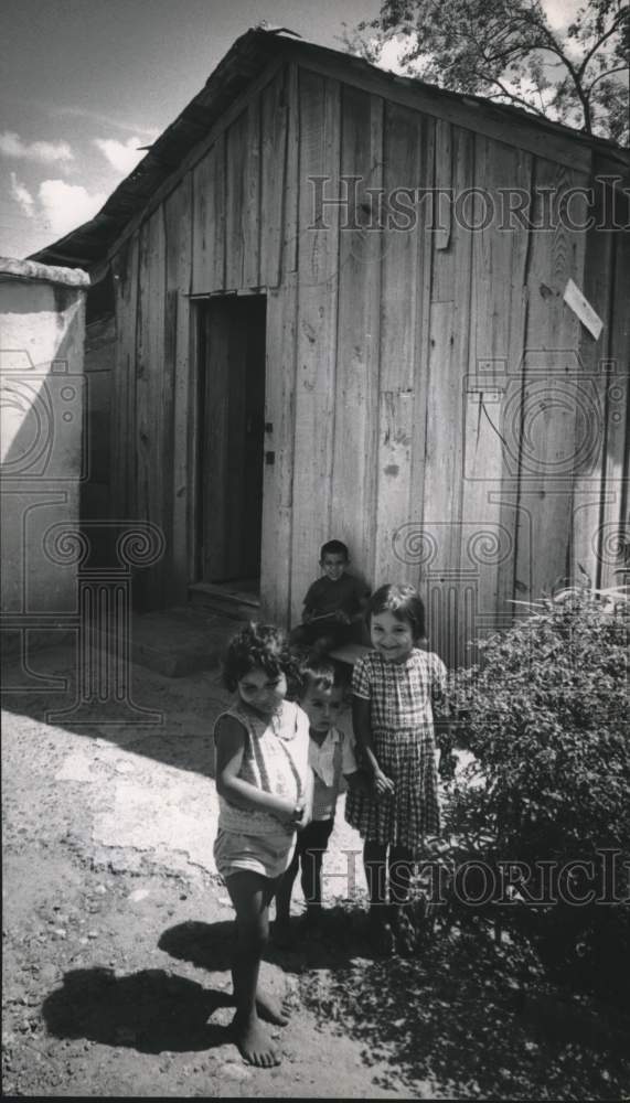 1963 Press Photo Barefoot children at home in the Rio Grande Valley near Madero