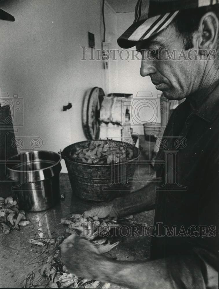 1970 Press Photo Johnson de-heads shrimp at H.O.'s Seafoods in Crystal Beach, TX