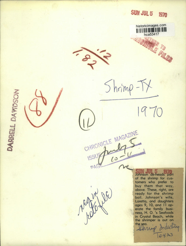 1970 Press Photo Johnson de-heads shrimp at H.O.'s Seafoods in Crystal Beach, TX