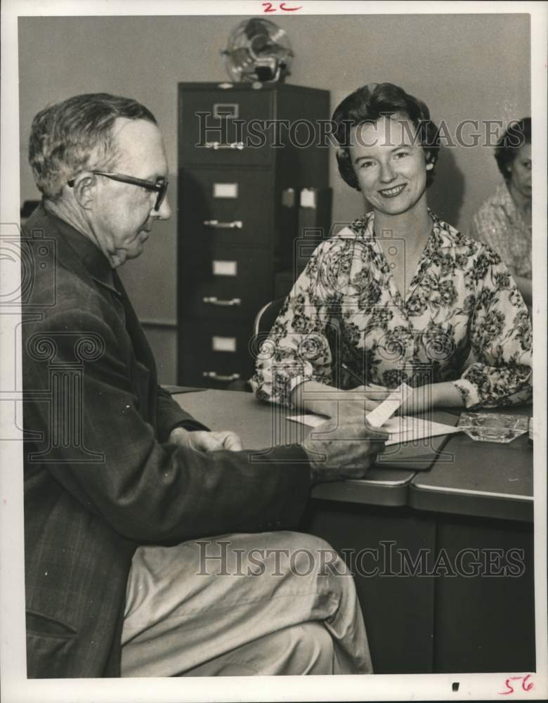 1960 Press Photo Woman helps man in social security office, Houston - hca53480