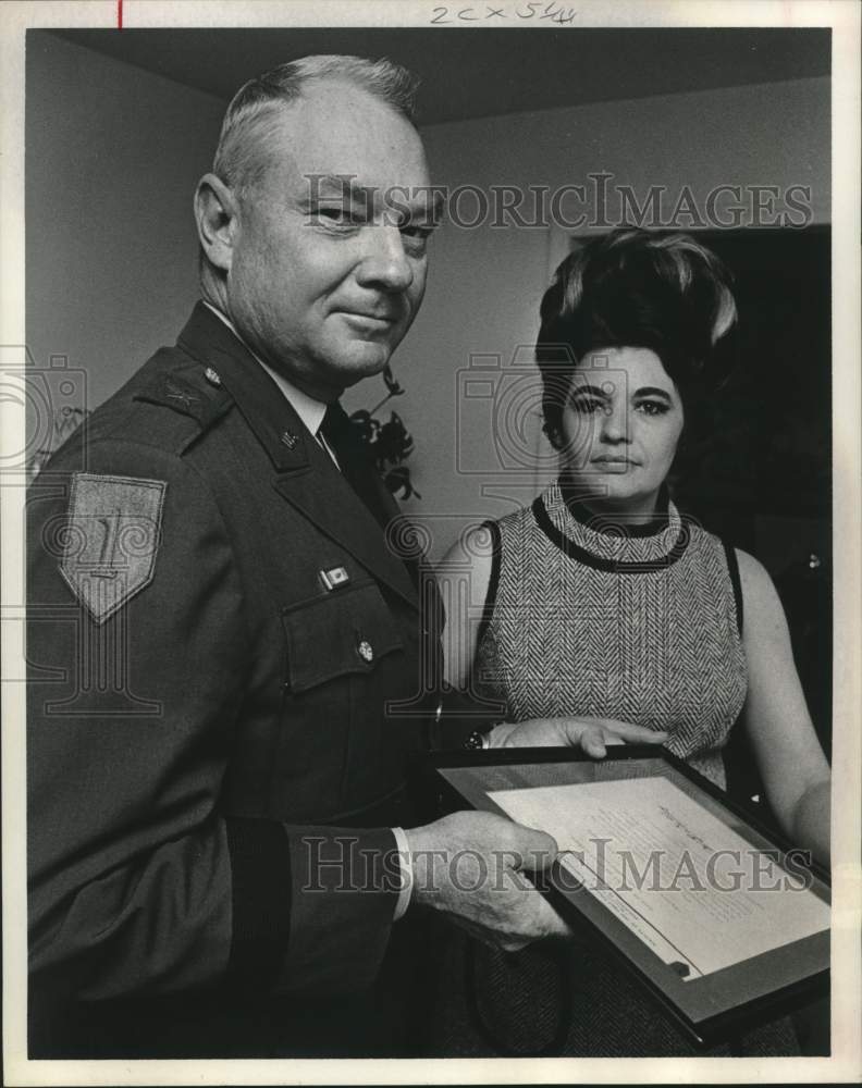 1970 Press Photo Brig. Gen. F. C. Krause with Joseph Venable's widow in Houston