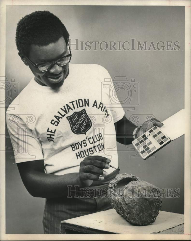 1971 Press Photo Larry Smith works on a sculpture at Houston Boys' Club