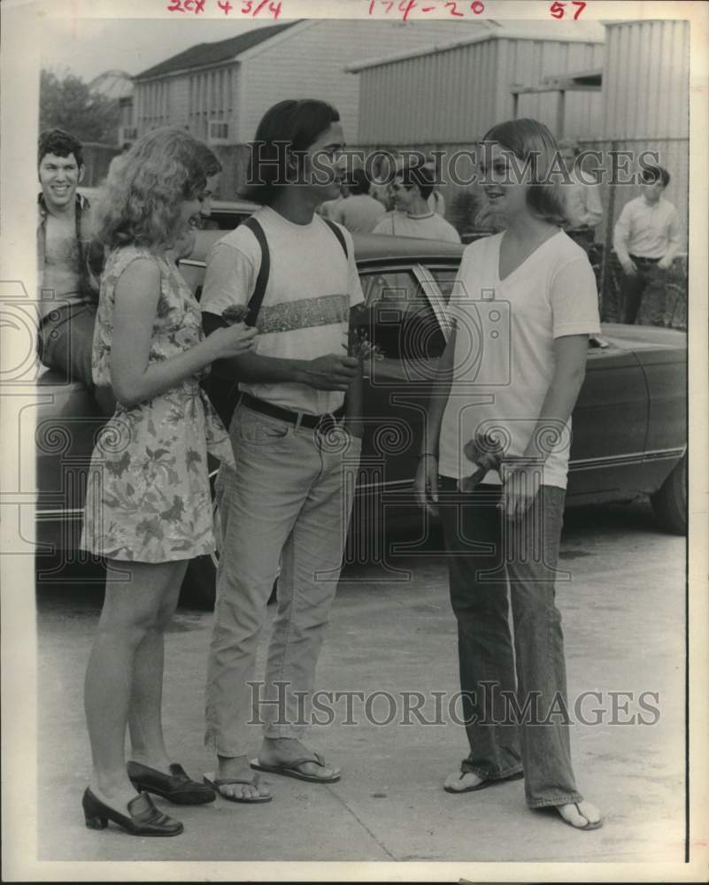1970 Press Photo Sandals without socks are commonplace on Houston campuses
