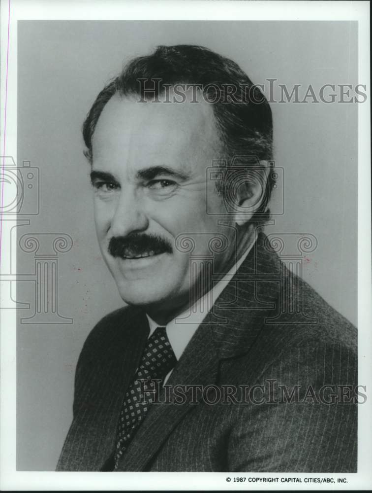 1987 Press Photo Dabney Coleman, actor, on &quot;Slap Maxwell&quot; comedy TV series- Historic Images