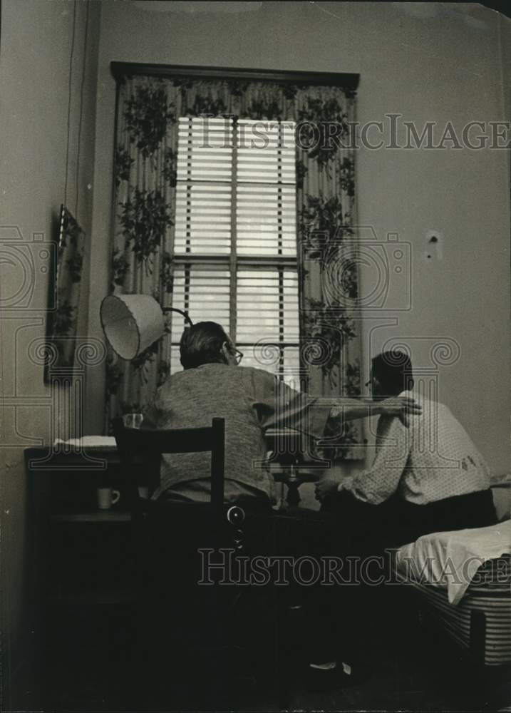 1965 Press Photo Skidrow Alcoholic Center Custodian Helping Drunk Sober Up