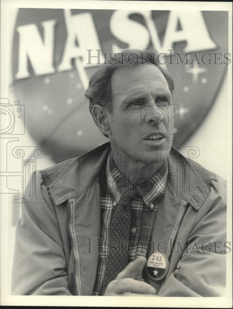 1985 Press Photo Actor Bruce Dern In "Space" Mini-Series TV Show - hca53737- Historic Images