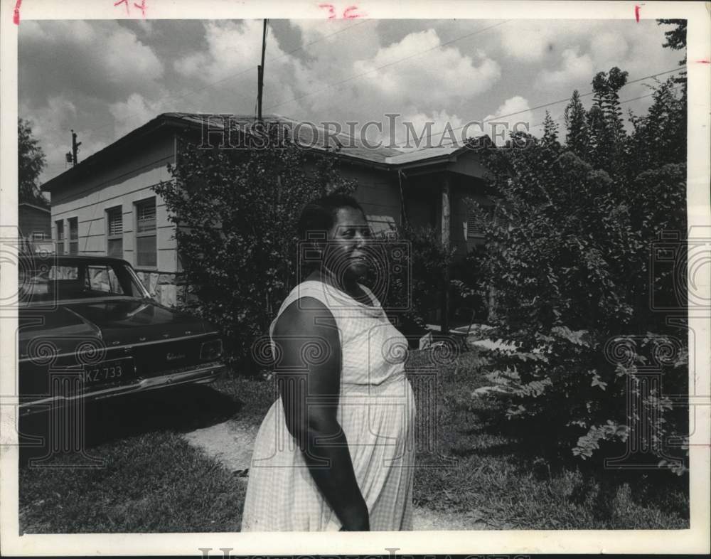1966 Press Photo Isaac Williams family has paid $7000 for Houston home so far