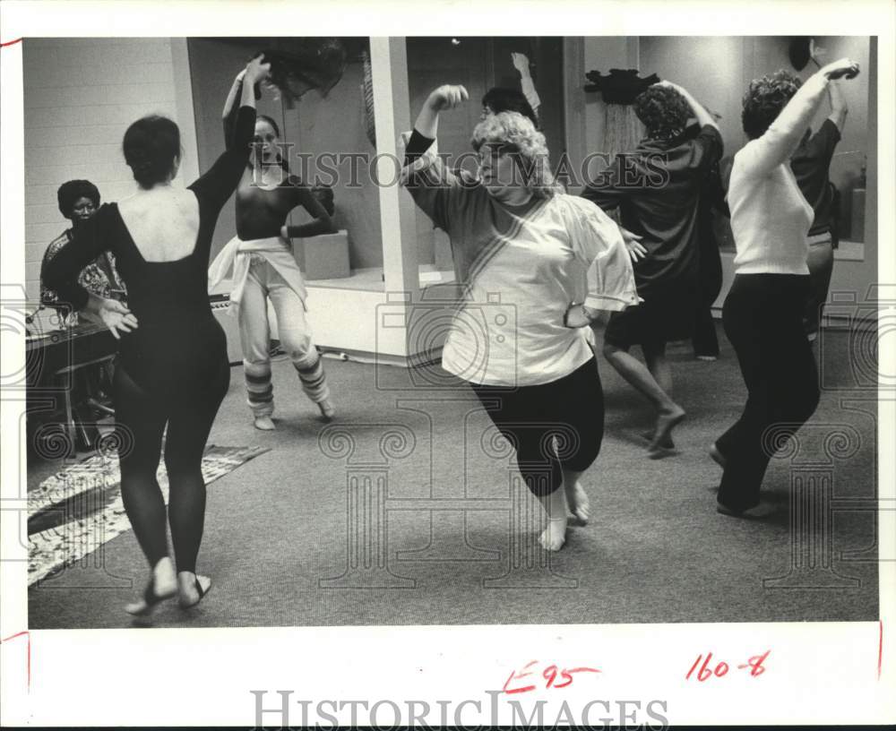 1984 Press Photo Elissa Decker teaches African Dance Memorial Jr. High Spring TX- Historic Images