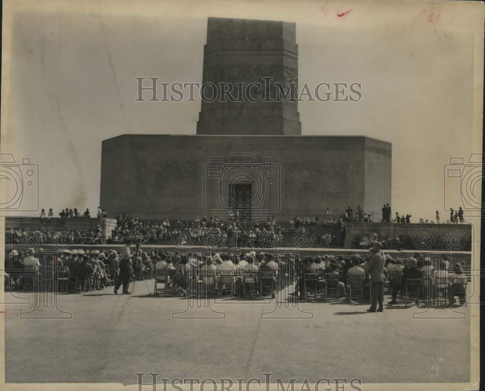 1952 Press Photo Crowd of People at the San Jacinto Monument in Houston, Texas