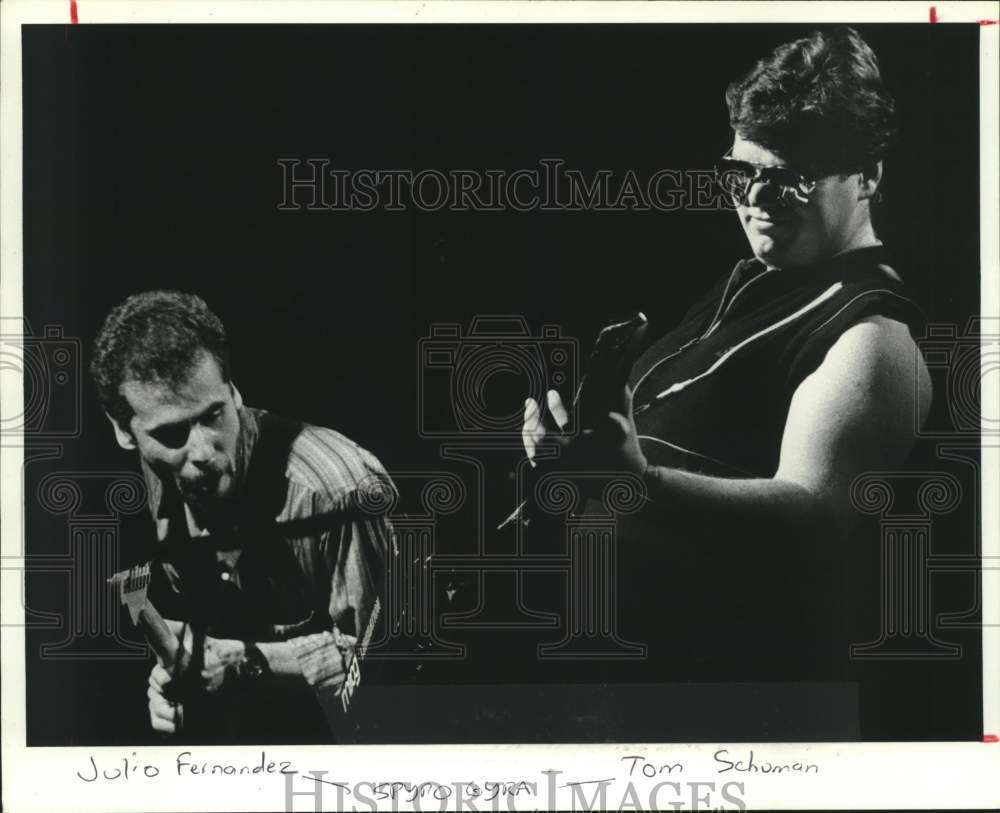 1984 Press Photo Pop Group Spyra Gyra Members, Julio Fernandez and Tom Schuman- Historic Images