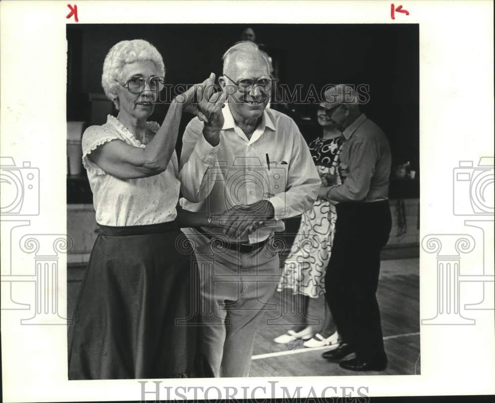 1985 Press Photo Frances Brooks and Jack Eggnick Square Dance in Houston, Texas- Historic Images