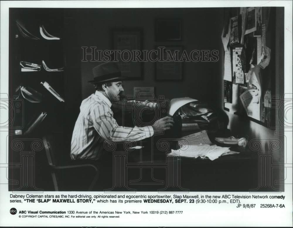 1987 Press Photo Actor Dabney Coleman In &quot;The &#39;Slap&#39; Maxwell Story&quot; Comedy Show- Historic Images