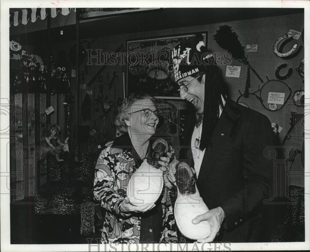 1977 Press Photo Vernon Oswald, Mrs. Fred Stancliff, Shrine Circus clown shoes- Historic Images