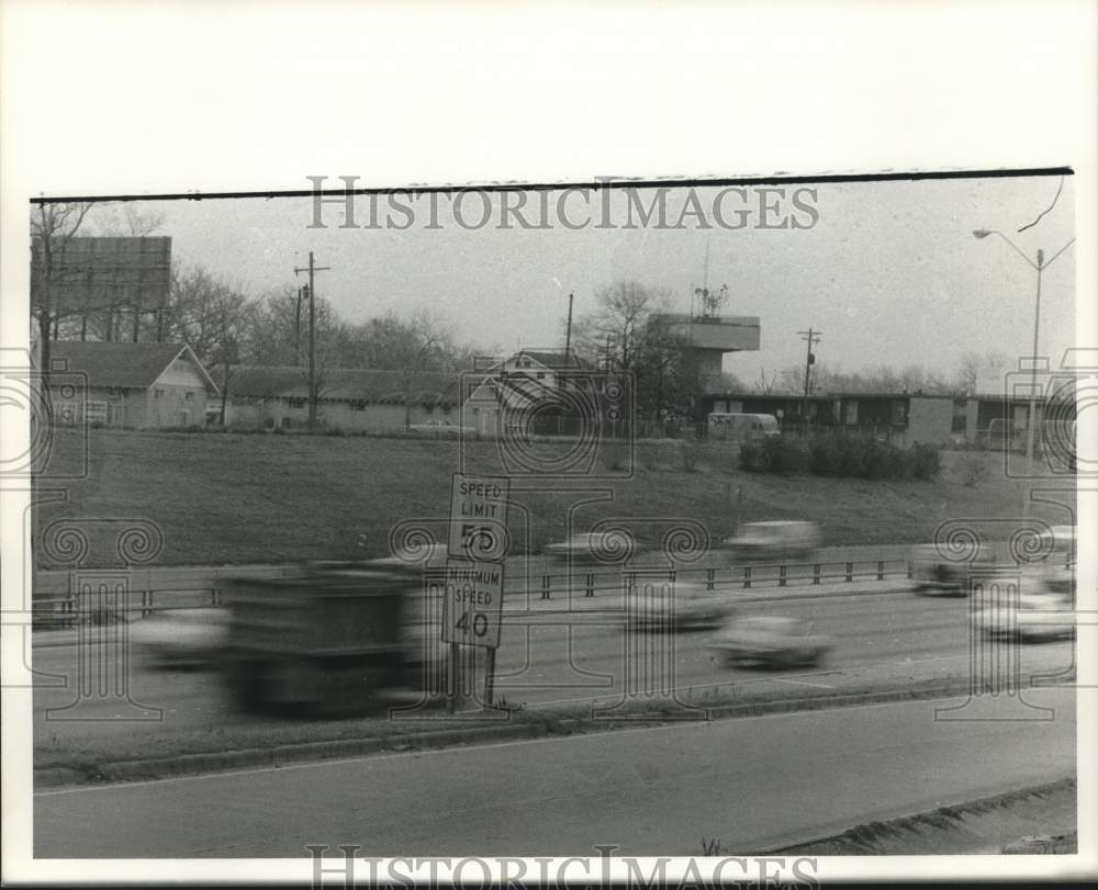 1976 Press Photo Traffic Passing by Speed Limit Sign Posted in Houston, Texas- Historic Images