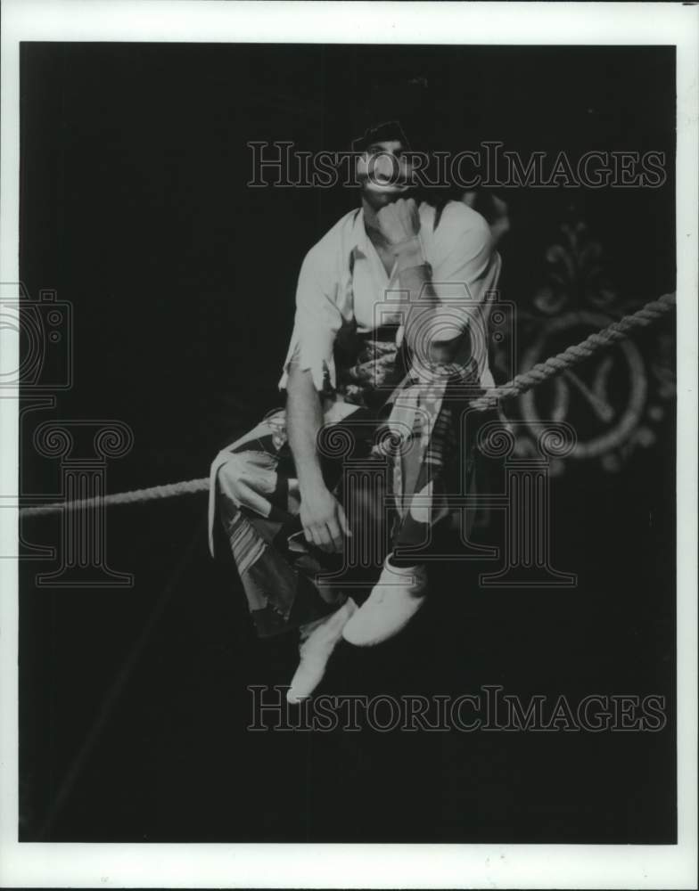 1985 Press Photo Shrine Circus Acrobat Henry Munoz - hca54609- Historic Images