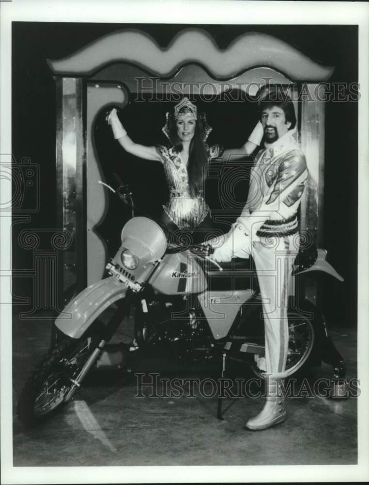 1983 Press Photo Shrine Circus Magical Illusion Act of Mike Phillips and Tricia- Historic Images