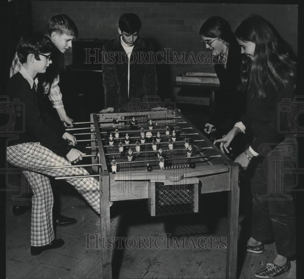 1969 Press Photo Teenagers Playing Games At South Main Baptist Church, Houston