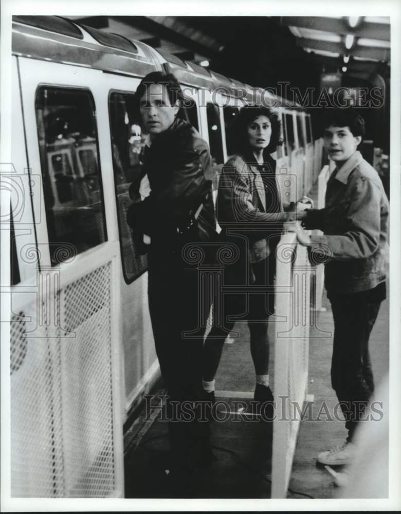 1986 Press Photo Robert Hays, C.B. Barnes &amp; Mimi Kuzyk star in ABC&#39;s &quot;Starman&quot;- Historic Images