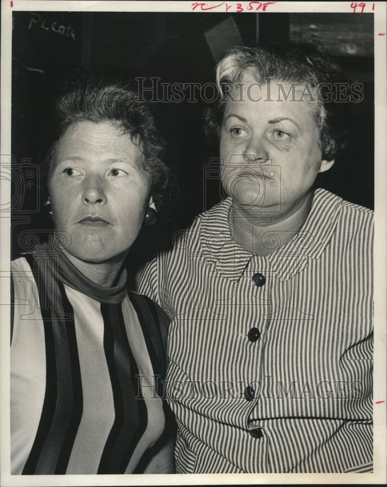 1969 Press Photo Houston's Texas Tom's employees Elaine Scott & Bernice Mashburn