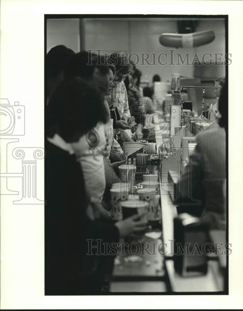 1984 Press Photo Customers and Workers at Houston, Texas Theater - hca55078- Historic Images