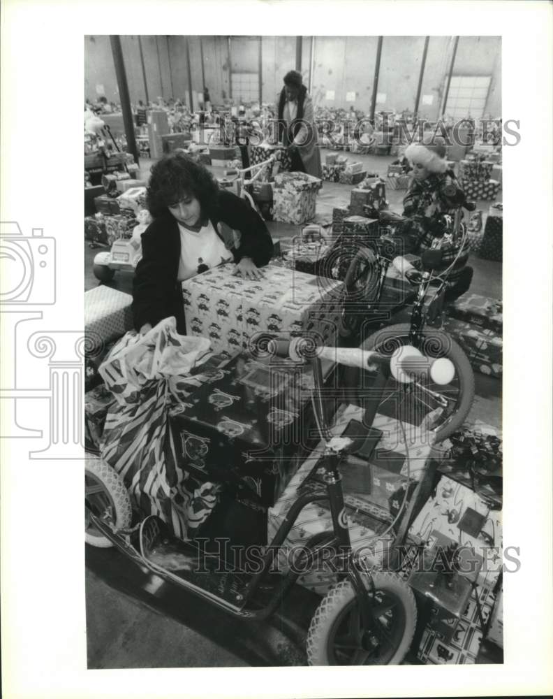 1989 Press Photo Spirit of Christmas Volunteers Giftwrapping Toys In Houston- Historic Images