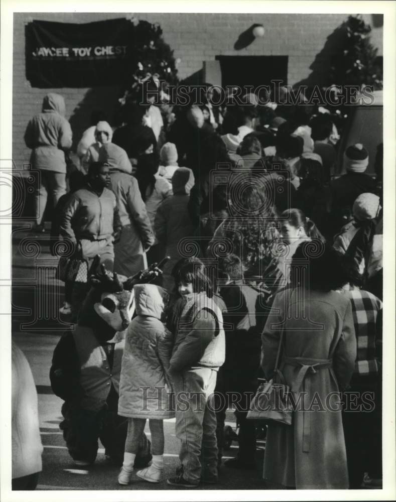 1989 Press Photo Crowds Waiting At the Houston Jaycee Toy Chest Christmas Event- Historic Images