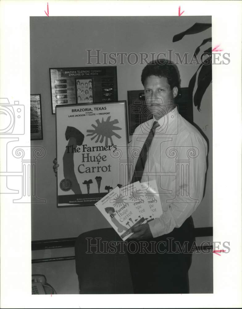 1990 Press Photo John Greenberg Shows Brazoria County, Texas Phone Book Cover- Historic Images