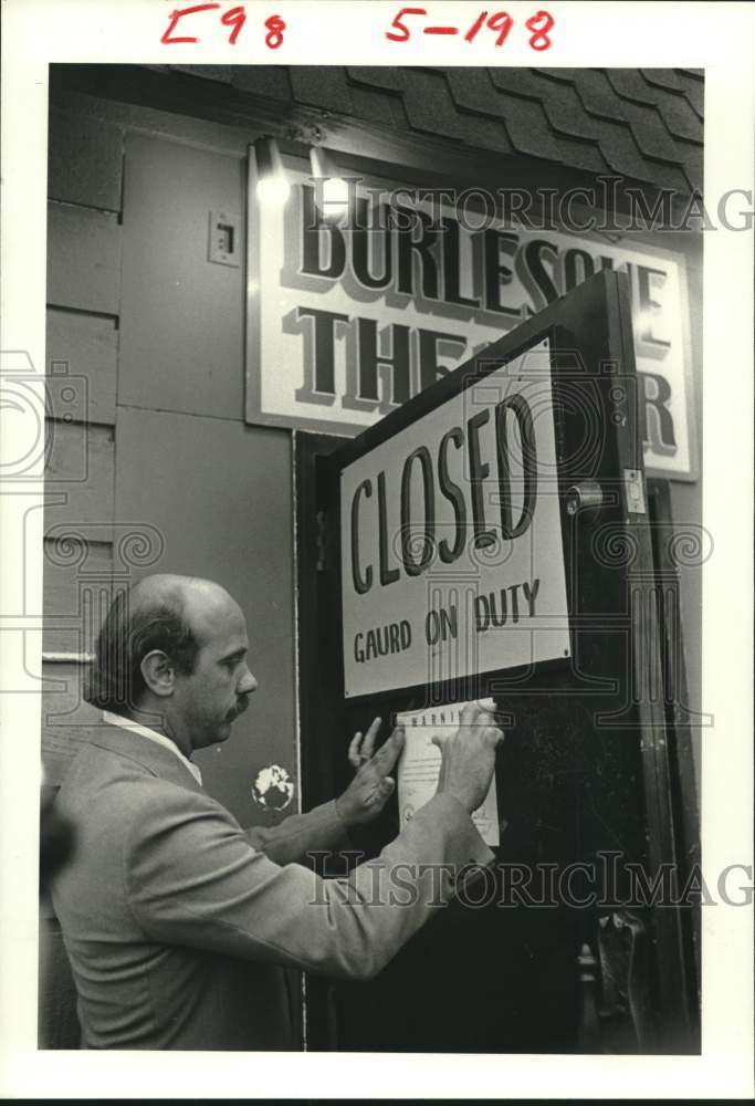 1983 Press Photo Darrell Silverthorn posts a sign at the Tender Trap dance club- Historic Images