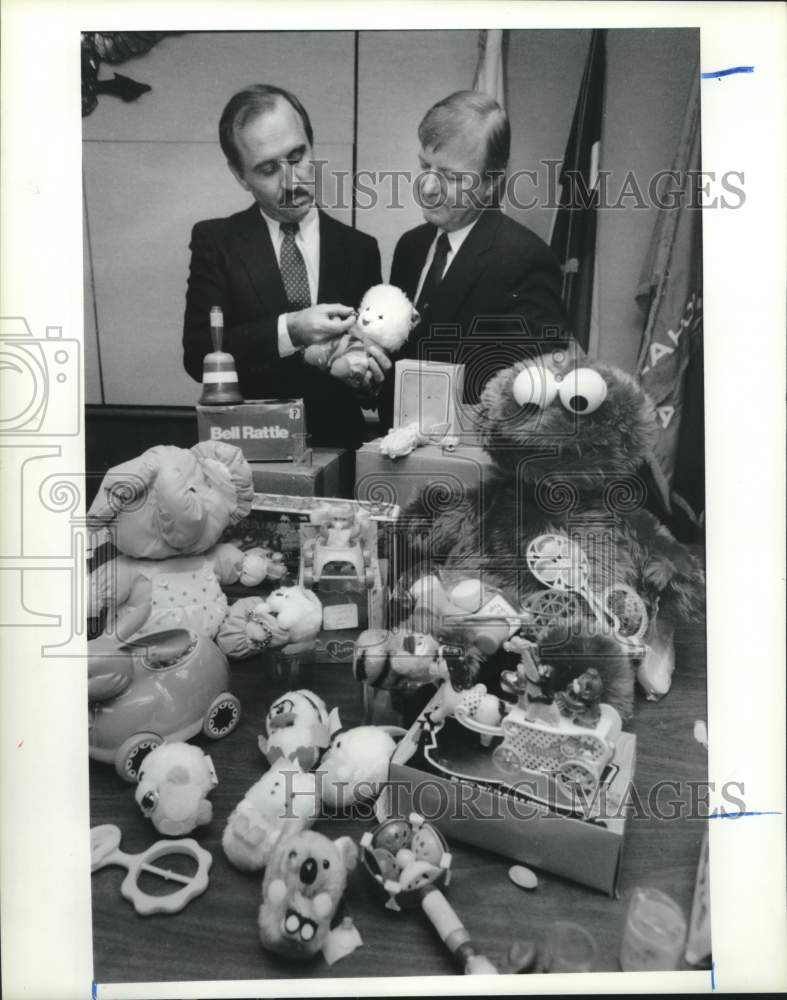 1989 Press Photo John Burns, Lee Baxter show dangerous toys for children- Historic Images