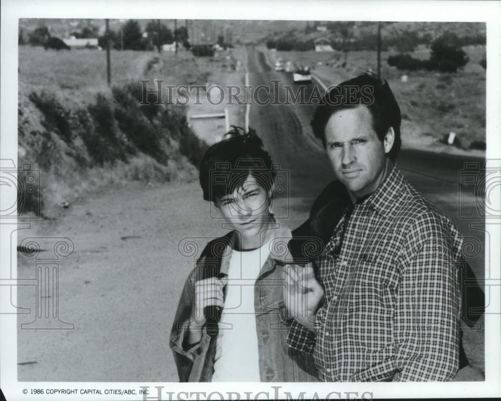 1986 Press Photo Robert Hays and C. B. Barnes star in &quot;Starman&quot; on ABC-TV- Historic Images