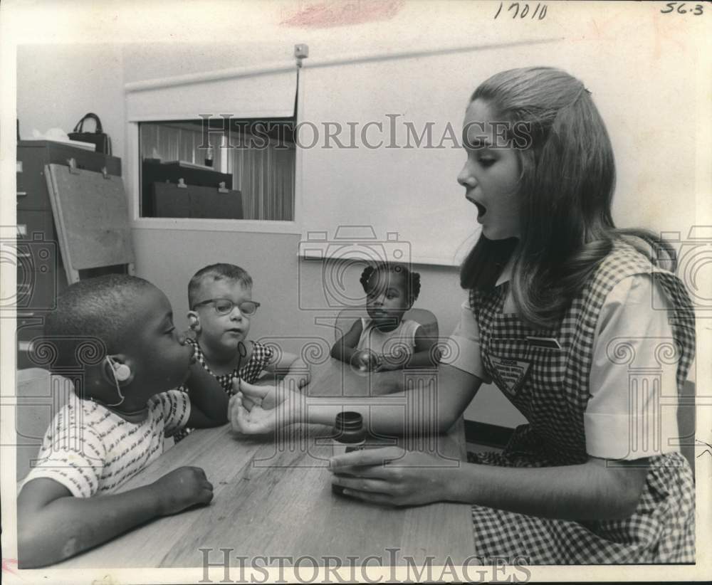1969 Press Photo Houston teenager Margie McLemore helps kids blow bubbles