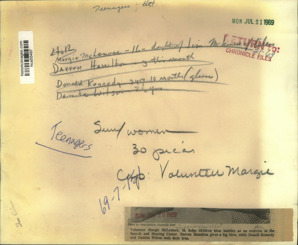 1969 Press Photo Houston teenager Margie McLemore helps kids blow bubbles