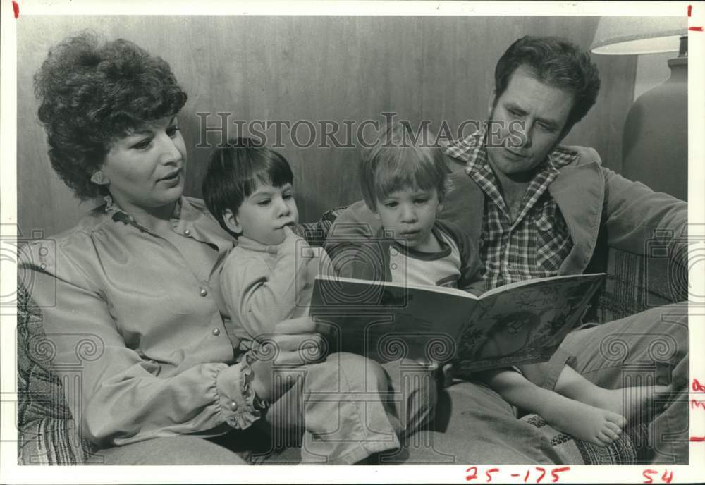 1983 Press Photo Maxine and Ron Osborne Read to Children After Television Stolen- Historic Images