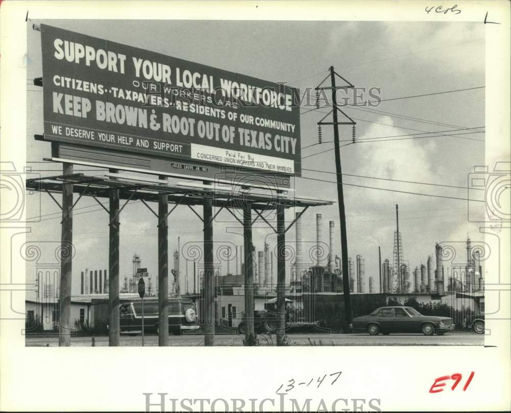 1981 Press Photo Texas City Labor Union billboard against Brown &amp; Root company- Historic Images