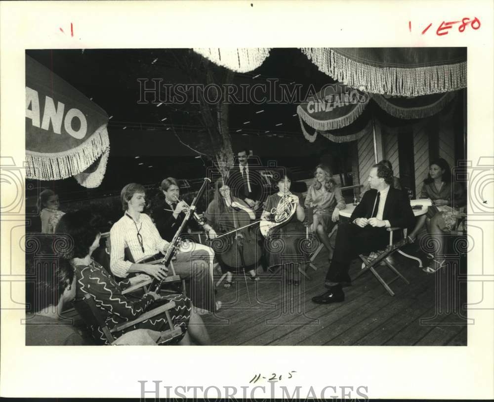 1981 Press Photo Texas Chamber Orchestra rehearses at CafÃ© Moustache, Houston TX- Historic Images