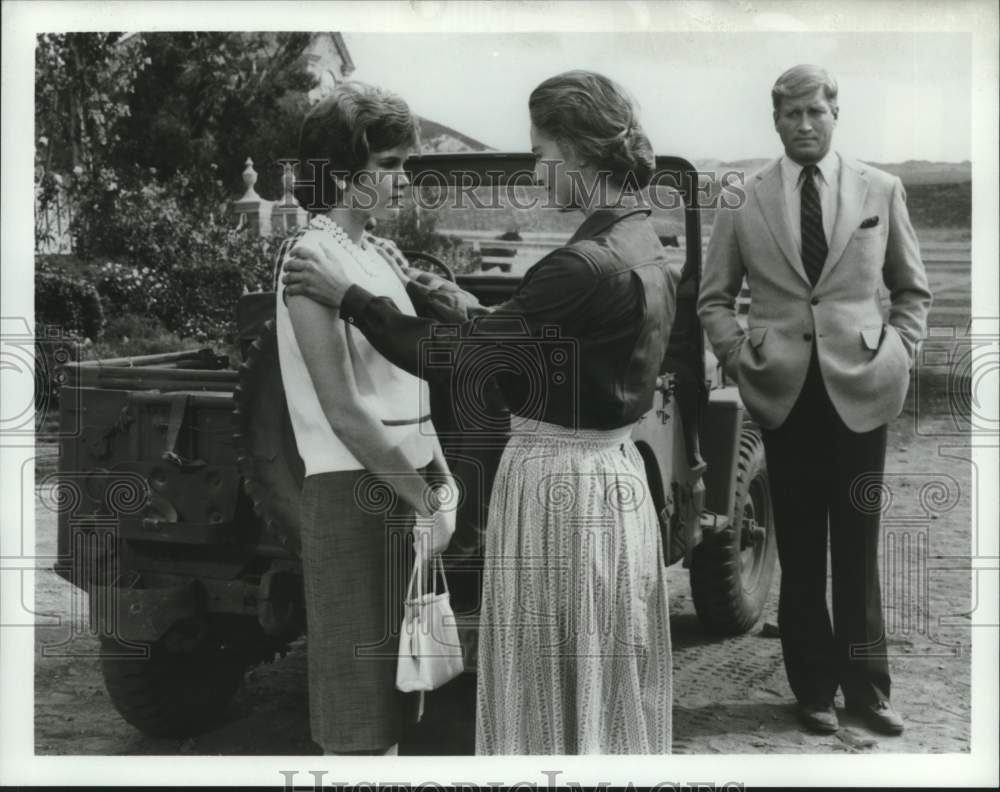 1983 Press Photo Mare Winnigham, Ken Howard &amp; Rachel Ward star in &quot;Thorn Birds&quot;- Historic Images