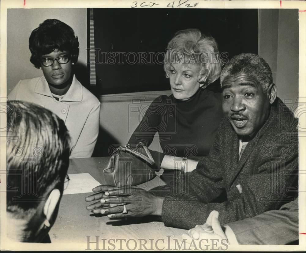 1970 Press Photo Houston school administrators exchange ideas at workshop